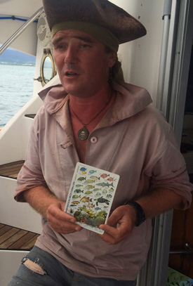Le capitaine durant l'excursion au grand cul-de-sac marin donne des cours sur les noms de poissons