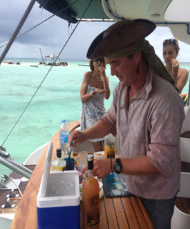 Le skipper préparant l'apéro lors de l'excursion au grand cul-de-sac marin 