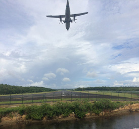Un avion se posant en bout de piste de l'aéroport pole caraibes, l'un des points forts de l'excursion au grand cul-de-sac marin 